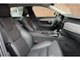 Volvo V90 T8 Plug-in hybrid AWD Ultra Dark | Trekhaak | Panoramadak | Geventileerde Voorstoelen incl. Massagefunctie | Adaptieve Cruise Control | BLIS Dodehoekdetectie | 20'' Lichtmetalen Velgen | 360 Graden Camera
