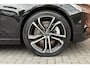 Volvo V90 T8 Plug-in hybrid AWD Ultra Dark | Trekhaak | Panoramadak | Geventileerde Voorstoelen incl. Massagefunctie | Adaptieve Cruise Control | BLIS Dodehoekdetectie | 20'' Lichtmetalen Velgen | 360 Graden Camera