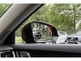 Volvo V90 T8 Plug-in hybrid AWD Ultra Dark | Trekhaak | Panoramadak | Geventileerde Voorstoelen incl. Massagefunctie | Adaptieve Cruise Control | BLIS Dodehoekdetectie | 20'' Lichtmetalen Velgen | 360 Graden Camera