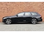Volvo V90 T8 Plug-in hybrid AWD Ultra Dark | Trekhaak | Panoramadak | Geventileerde Voorstoelen incl. Massagefunctie | Adaptieve Cruise Control | BLIS Dodehoekdetectie | 20'' Lichtmetalen Velgen | 360 Graden Camera