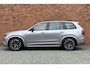 Volvo XC90 T8 Plug-in hybrid AWD Ultra Dark | Trekhaak | Panoramadak | Geventileerde Voorstoelen incl. Massagefunctie | Adaptieve Cruise Control | BLIS Dodehoekdetectie | 21'' Lichtmetalen Velgen | 360 Graden Camera