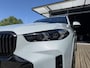 BMW X5 50e M SPORT PRO | HARMAN/KARDON | PANORAMADAK | SKYLOUNGE | INTEGRAL ACTIVE STEERING | STOELVERWARMING + VENTILATIE | SOFTCLOSE | TRAVELPAKKET | COMFORTPAKKETP PLUS | INNOVATIEPAKKET | 360 CAMERA | BROOKYLYN GRAU | BTW AUTO|