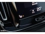 Volvo XC40 2.0 T5 AWD R-Design | Zwenkbare trekhaak | 2.100 Kg Trekgewicht | Panoramadak | Blis | Harman Kardon | 360 Camera |