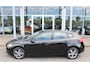 Volvo V40 T3 153PK Nordic+ | Trekhaak | Verw. Voorruit | Verw. Voorstoelen | Standkachel | PDC Achter | 17" LMV |