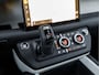 Land Rover Defender 110 P300e 110 S | Gloss Black Pack | Koelbox | 20" Style 5098 Satin Dark Grey | Afneembare trekhaak | Panoramisch schuif-/kanteldak