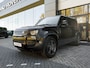Land Rover Defender 110 P300e 110 S | Gloss Black Pack | Koelbox | 20" Style 5098 Satin Dark Grey | Afneembare trekhaak | Panoramisch schuif-/kanteldak