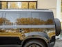 Land Rover Defender 110 P300e 110 S | Gloss Black Pack | Koelbox | 20" Style 5098 Satin Dark Grey | Afneembare trekhaak | Panoramisch schuif-/kanteldak