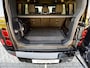 Land Rover Defender 110 P300e 110 S | Gloss Black Pack | Koelbox | 20" Style 5098 Satin Dark Grey | Afneembare trekhaak | Panoramisch schuif-/kanteldak