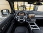 Land Rover Defender 110 P300e 110 S | Gloss Black Pack | Koelbox | 20" Style 5098 Satin Dark Grey | Afneembare trekhaak | Panoramisch schuif-/kanteldak
