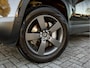Land Rover Defender 110 P300e 110 S | Gloss Black Pack | Koelbox | 20" Style 5098 Satin Dark Grey | Afneembare trekhaak | Panoramisch schuif-/kanteldak