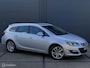 Opel Astra Sports Tourer 1.4 Turbo Sport+ AGR STOELEN - ECC - NAVI - PDC - TREKHAAK - LMV - CRUISE CONTROLE - BLUETOOTH - EL. INKLAPBARE SPIEGELS - NAP - NL AUTO - APK T/M 02-03-2027 -