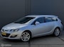 Opel Astra Sports Tourer 1.4 Turbo Sport+ AGR STOELEN - ECC - NAVI - PDC - TREKHAAK - LMV - CRUISE CONTROLE - BLUETOOTH - EL. INKLAPBARE SPIEGELS - NAP - NL AUTO - APK T/M 02-03-2027 -