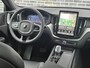 Volvo XC60 2.0 T6 Plug-in Hybrid AWD Plus Black Edition | PHEV | Panoramadak | Head-up Display | 360 Graden Camera | Trekhaak | Elektrisch Verstelbare Voorstoelen | Harman Kardon Audio | Keyless Entry | Elektrische Achterklep | Sportstoelen