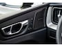 Volvo XC60 2.0 T6 Plug-in Hybrid AWD Plus Black Edition | PHEV | Panoramadak | Head-up Display | 360 Graden Camera | Trekhaak | Elektrisch Verstelbare Voorstoelen | Harman Kardon Audio | Keyless Entry | Elektrische Achterklep | Sportstoelen