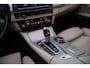 BMW 5-Serie Touring 528iA High Executive PANO | HARMAN KARDON | MEMORY | LEDER | XENON | NAVI | ELEK KLEP | PDC V+A | LMV