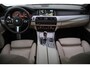 BMW 5-Serie Touring 528iA High Executive PANO | HARMAN KARDON | MEMORY | LEDER | XENON | NAVI | ELEK KLEP | PDC V+A | LMV