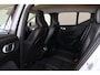 Volvo XC40 B3 Plus Dark - IntelliSafe Assist & Surround - 360º Camera - Harman Kardon audio - Verwarmde voorstoelen & stuur - Parkeersensoren voor & achter - Elektr. bedienb. voorstoelen met geheugen links -  Draadloze tel. lader - Standkachel - Extra getint glas - 18' LMV