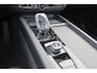 Volvo XC60 T6 Recharge AWD Ultra Black Edition - Panorama/schuifdak - IntelliSafe Assist & Surround - 360º Camera - Bowers & Wilkins audio - Adaptieve LED koplampen - Verwarmde voorstoelen, stuur & achterbank - Parkeersensoren voor & achter - Elektr. bedienb. voorstoelen met geheugen - Head up display - Draadloze tel. lader - Extra getint glas - Inklapbare trekhaak - 21' LMV