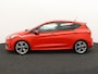 Ford Fiesta 1.0 EcoBoost ST-Line carplay, bluetooth, airco, cruise control, spoiler, bandenspanningscontrolesysteem, boordcomputer, brake assist system, hill hold functie, buitenspiegels elektrisch verstel- en verwarmbaar, e Super mooi rood, met alle functies erop die je wilt hebben voor deze mooie ST-line. De functies, zoals carplay, navigatie, airco en cruisecontrol.
