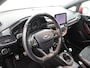 Ford Fiesta 1.0 EcoBoost ST-Line carplay, bluetooth, airco, cruise control, spoiler, bandenspanningscontrolesysteem, boordcomputer, brake assist system, hill hold functie, buitenspiegels elektrisch verstel- en verwarmbaar, e Super mooi rood, met alle functies erop die je wilt hebben voor deze mooie ST-line. De functies, zoals carplay, navigatie, airco en cruisecontrol.
