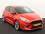 Ford Fiesta 1.0 EcoBoost ST-Line carplay, bluetooth, airco, cruise control, spoiler, bandenspanningscontrolesysteem, boordcomputer, brake assist system, hill hold functie, buitenspiegels elektrisch verstel- en verwarmbaar, e Super mooi rood, met alle functies erop die je wilt hebben voor deze mooie ST-line. De functies, zoals carplay, navigatie, airco en cruisecontrol.
