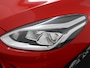 Ford Fiesta 1.0 EcoBoost ST-Line carplay, bluetooth, airco, cruise control, spoiler, bandenspanningscontrolesysteem, boordcomputer, brake assist system, hill hold functie, buitenspiegels elektrisch verstel- en verwarmbaar, e Super mooi rood, met alle functies erop die je wilt hebben voor deze mooie ST-line. De functies, zoals carplay, navigatie, airco en cruisecontrol.
