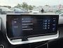 Peugeot 208 100 Pk Benzine ** Automaat ** Luxe Allure * Navigatie * Trekhaak * Panoramadak * 3-D Dashboard * Keyless Start Button * 1/2 Leder Interieur * L.M. Velgen * Vingerhoets; Vierde Generatie Eersteklas Service. Al meer dan 100 jaar een begrip in de Brabantse Kempen.