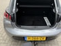 Peugeot 208 100 Pk Benzine ** Automaat ** Luxe Allure * Navigatie * Trekhaak * Panoramadak * 3-D Dashboard * Keyless Start Button * 1/2 Leder Interieur * L.M. Velgen * Vingerhoets; Vierde Generatie Eersteklas Service. Al meer dan 100 jaar een begrip in de Brabantse Kempen.