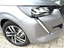 Peugeot 208 100 Pk Benzine ** Automaat ** Luxe Allure * Navigatie * Trekhaak * Panoramadak * 3-D Dashboard * Keyless Start Button * 1/2 Leder Interieur * L.M. Velgen * Vingerhoets; Vierde Generatie Eersteklas Service. Al meer dan 100 jaar een begrip in de Brabantse Kempen.
