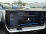 Peugeot 208 100 Pk Benzine ** Automaat ** Luxe Allure * Navigatie * Trekhaak * Panoramadak * 3-D Dashboard * Keyless Start Button * 1/2 Leder Interieur * L.M. Velgen * Vingerhoets; Vierde Generatie Eersteklas Service. Al meer dan 100 jaar een begrip in de Brabantse Kempen.