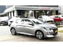 Peugeot 208 100 Pk Benzine ** Automaat ** Luxe Allure * Navigatie * Trekhaak * Panoramadak * 3-D Dashboard * Keyless Start Button * 1/2 Leder Interieur * L.M. Velgen * Vingerhoets; Vierde Generatie Eersteklas Service. Al meer dan 100 jaar een begrip in de Brabantse Kempen.