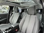 Peugeot 208 100 Pk Benzine ** Automaat ** Luxe Allure * Navigatie * Trekhaak * Panoramadak * 3-D Dashboard * Keyless Start Button * 1/2 Leder Interieur * L.M. Velgen * Vingerhoets; Vierde Generatie Eersteklas Service. Al meer dan 100 jaar een begrip in de Brabantse Kempen.
