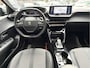 Peugeot 208 100 Pk Benzine ** Automaat ** Luxe Allure * Navigatie * Trekhaak * Panoramadak * 3-D Dashboard * Keyless Start Button * 1/2 Leder Interieur * L.M. Velgen * Vingerhoets; Vierde Generatie Eersteklas Service. Al meer dan 100 jaar een begrip in de Brabantse Kempen.