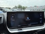 Peugeot 208 100 Pk Benzine ** Automaat ** Luxe Allure * Navigatie * Trekhaak * Panoramadak * 3-D Dashboard * Keyless Start Button * 1/2 Leder Interieur * L.M. Velgen * Vingerhoets; Vierde Generatie Eersteklas Service. Al meer dan 100 jaar een begrip in de Brabantse Kempen.