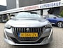 Peugeot 208 100 Pk Benzine ** Automaat ** Luxe Allure * Navigatie * Trekhaak * Panoramadak * 3-D Dashboard * Keyless Start Button * 1/2 Leder Interieur * L.M. Velgen * Vingerhoets; Vierde Generatie Eersteklas Service. Al meer dan 100 jaar een begrip in de Brabantse Kempen.