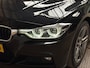 BMW 3-Serie 320i M Sport High Executive 184Pk Automaat (GROOT NAVI, M PAKKET, LEDER, STOELVERWARMING, SPORTSTOELEN, PARKEERSENSOREN, GETINT GLAS, SPORT AUTOMAAT, NIEUWSTAAT)
