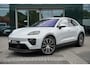 Porsche Macan 4 100 kWh Ijsgrijs | Luchtvering | Head-Up Display | 18- Voudige Stoelen | Panoramadak | Passengerdisplay | Trekhaak | Bose Audio | Innodrive