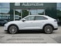 Porsche Macan 4 100 kWh Ijsgrijs | Luchtvering | Head-Up Display | 18- Voudige Stoelen | Panoramadak | Passengerdisplay | Trekhaak | Bose Audio | Innodrive