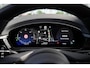 Porsche Macan 4 100 kWh Ijsgrijs | Luchtvering | Head-Up Display | 18- Voudige Stoelen | Panoramadak | Passengerdisplay | Trekhaak | Bose Audio | Innodrive