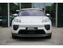Porsche Macan 4 100 kWh Ijsgrijs | Luchtvering | Head-Up Display | 18- Voudige Stoelen | Panoramadak | Passengerdisplay | Trekhaak | Bose Audio | Innodrive