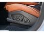 Porsche Macan 4 100 kWh Ijsgrijs | Luchtvering | Head-Up Display | 18- Voudige Stoelen | Panoramadak | Passengerdisplay | Trekhaak | Bose Audio | Innodrive