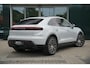 Porsche Macan 4 100 kWh Ijsgrijs | Luchtvering | Head-Up Display | 18- Voudige Stoelen | Panoramadak | Passengerdisplay | Trekhaak | Bose Audio | Innodrive
