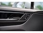 Porsche Macan 4 100 kWh Ijsgrijs | Luchtvering | Head-Up Display | 18- Voudige Stoelen | Panoramadak | Passengerdisplay | Trekhaak | Bose Audio | Innodrive