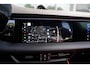 Porsche Macan 4 100 kWh Ijsgrijs | Luchtvering | Head-Up Display | 18- Voudige Stoelen | Panoramadak | Passengerdisplay | Trekhaak | Bose Audio | Innodrive