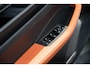 Porsche Macan 4 100 kWh Ijsgrijs | Luchtvering | Head-Up Display | 18- Voudige Stoelen | Panoramadak | Passengerdisplay | Trekhaak | Bose Audio | Innodrive