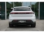 Porsche Macan 4 100 kWh Ijsgrijs | Luchtvering | Head-Up Display | 18- Voudige Stoelen | Panoramadak | Passengerdisplay | Trekhaak | Bose Audio | Innodrive