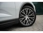 Porsche Macan 4 100 kWh Ijsgrijs | Luchtvering | Head-Up Display | 18- Voudige Stoelen | Panoramadak | Passengerdisplay | Trekhaak | Bose Audio | Innodrive