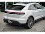 Porsche Macan 4 100 kWh Ijsgrijs | Luchtvering | Head-Up Display | 18- Voudige Stoelen | Panoramadak | Passengerdisplay | Trekhaak | Bose Audio | Innodrive