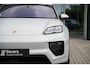 Porsche Macan 4 100 kWh Ijsgrijs | Luchtvering | Head-Up Display | 18- Voudige Stoelen | Panoramadak | Passengerdisplay | Trekhaak | Bose Audio | Innodrive