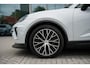 Porsche Macan 4 100 kWh Ijsgrijs | Luchtvering | Head-Up Display | 18- Voudige Stoelen | Panoramadak | Passengerdisplay | Trekhaak | Bose Audio | Innodrive